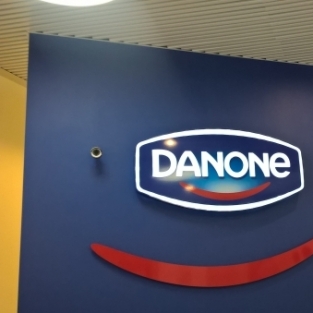 <p>Световая вывеска для DANONE на ресепшен</p>